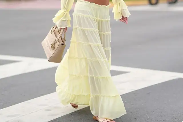 Jak stylizować żółtą spódnicę? Modne połączenia na każdą okazję