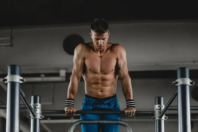 Jak ćwiczyć na rzeźbę - skuteczne metody na piękne mięśnie