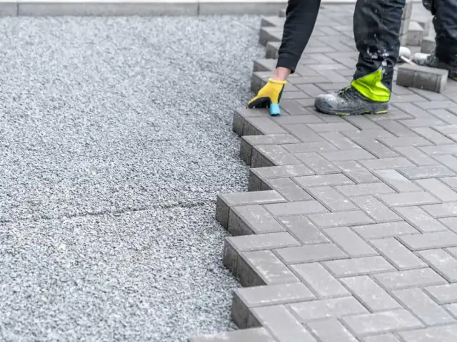 Ile cementu potrzebujesz na podsypkę pod kostkę brukową? Obliczenia i przykłady