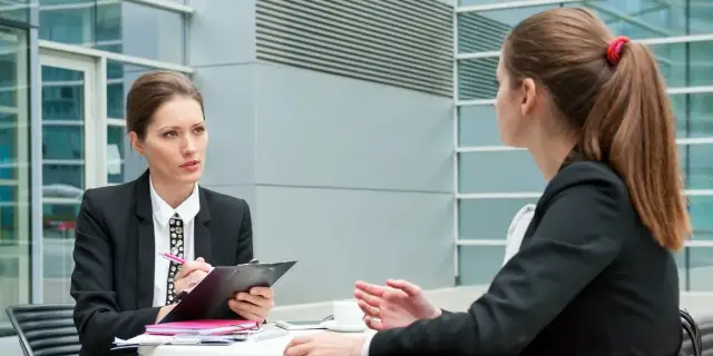 Studia zaoczne a staż pracy: Czy wliczają się do urlopu i emerytury?