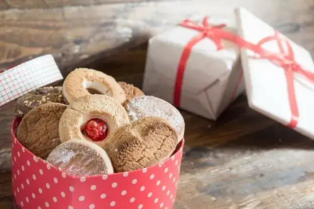 Jak zapakować ciastka na prezent? Triki na piękno i świeżość!