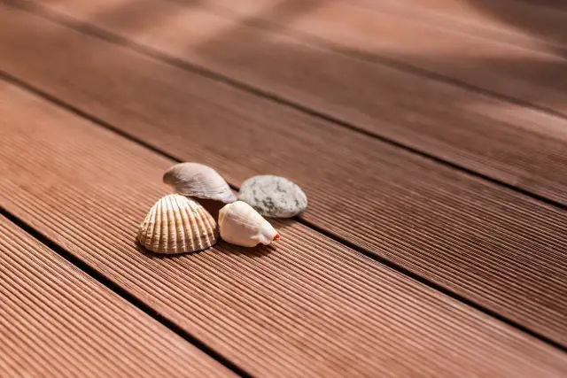 Jak skutecznie malować deski tarasowe i uniknąć błędów