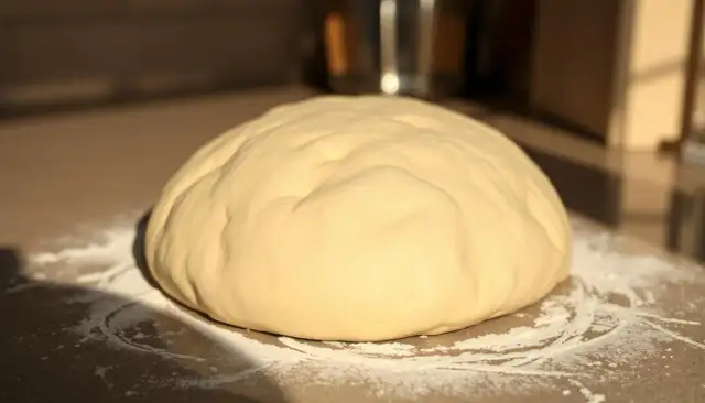 Perfekcyjne ciasto na pizzę: Ile wyrasta i jak je uratować?