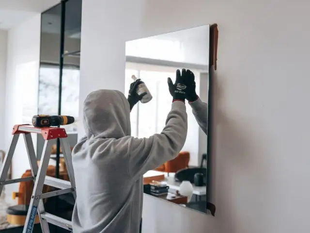 Jak przykleić lustro do płytek? Trwały montaż bez wiercenia!