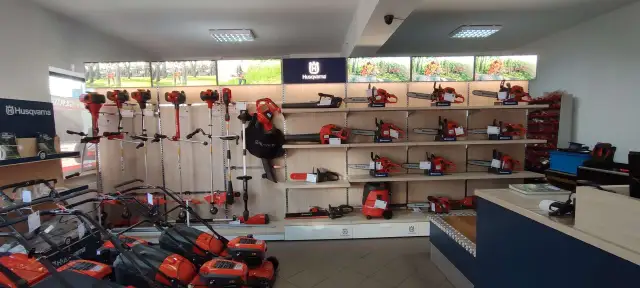 W sklepie Husqvarna motocykle dealerzy prezentują piły, kosy i dmuchawy.