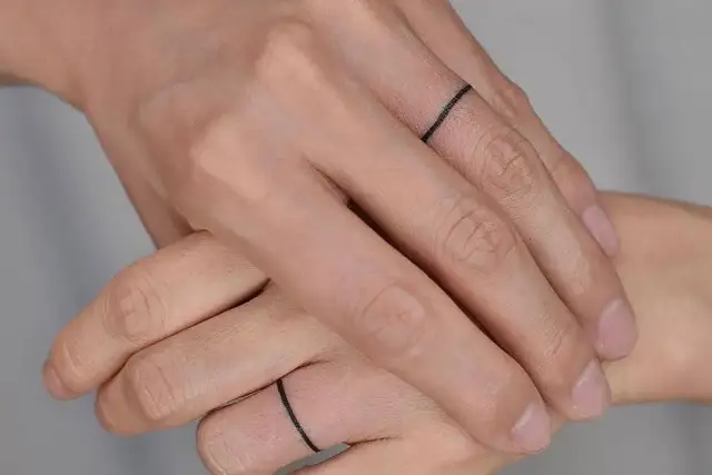 Tatuaż obrączka na palcu co oznacza? Odkryj jego głębokie znaczenie