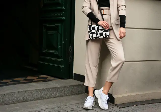 Jaka bluzka do beżowej spódnicy? Stwórz idealny look!