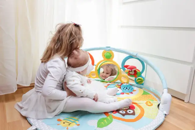 Mata edukacyjna: od kiedy? Bezpieczeństwo i rozwój niemowlaka