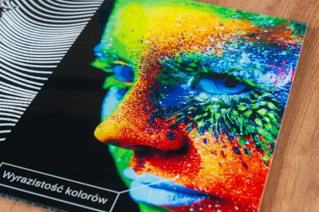 Druk UV na folii: Jak uzyskać trwałe i efektowne wydruki?