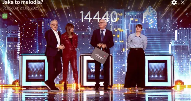 Uczestnicy programu "Jaka to melodia?" stoją na scenie. Czy nagroda w finale Jaka to melodia jest wypłacana w gotówce czy na konto?