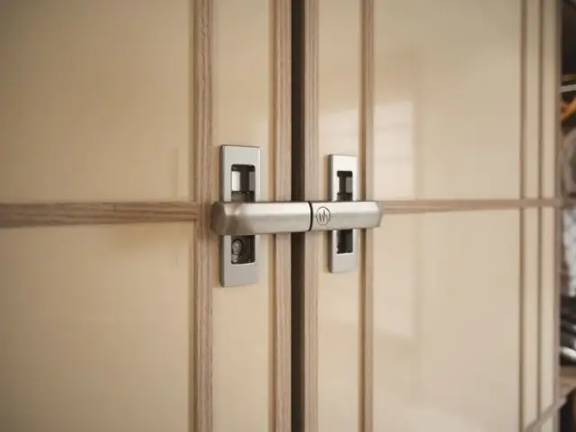 Jak zablokować drzwi przesuwne: skuteczne metody na bezpieczeństwo