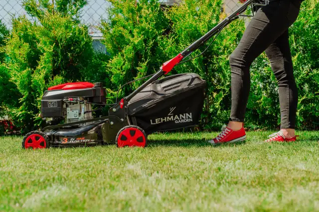 Przerób kosiarkę na mulczującą: Łatwy poradnik i idealny trawnik