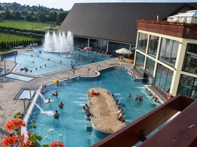 Termy Bania czy Szaflary: Porównanie atrakcji i cen kąpielisk