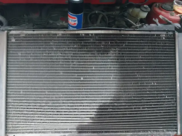 Cieknąca chłodnica: naprawa czy wymiana? Sprawdź, co wybrać!