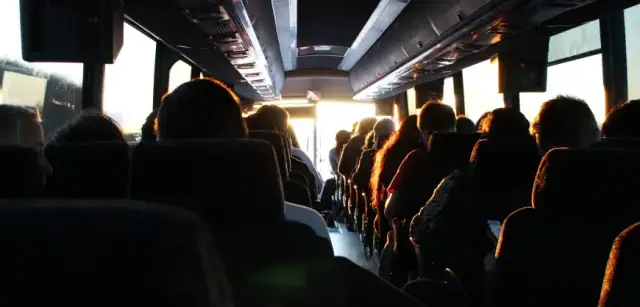 Jak dojechać z Nicei do Antibes - szybkie i tanie opcje transportu