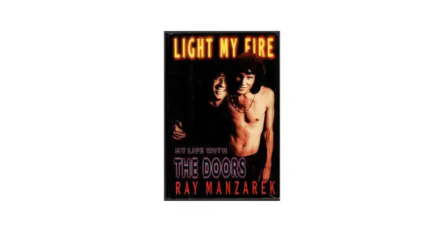 Okładka książki "My Life with The Doors" Raya Manzarka. Neonowy napis "LIGHT MY FIRE" nad dwoma mężczyznami.