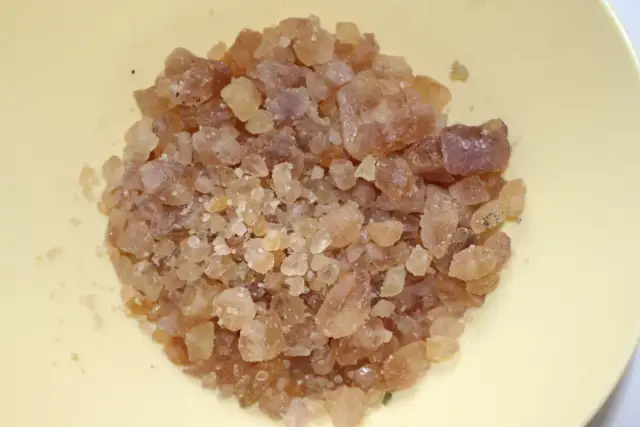 Mefedron brązowy kryształ: Dlaczego kolor to śmiertelne ryzyko?