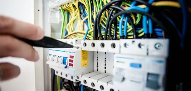 Co robi elektryk na praktykach? Oczekiwania i kluczowe umiejętności