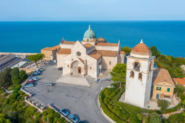 Katedra św. Cyriaka w Ankonie, z widokiem na morze. Czy warto odwiedzić Ankonę? Zdecydowanie tak!