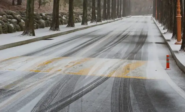 Progi zwalniające w jakiej odległości od budynku? Sprawdź przepisy!