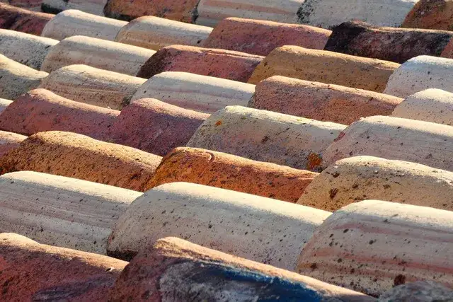 Czym ciąć dachówkę ceramiczną, aby uniknąć zniszczeń i pyłu?