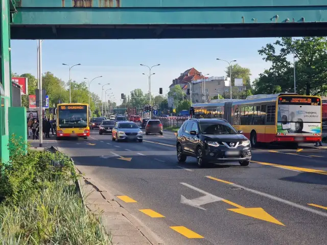 Wisłostrada korek dziś. Autobusy i samochody stoją w korku pod wiaduktem.
