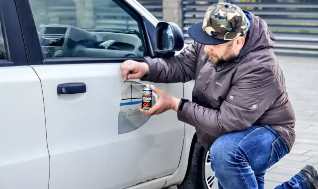 Jak usunąć naklejki z karoserii samochodu bez uszkodzenia lakieru