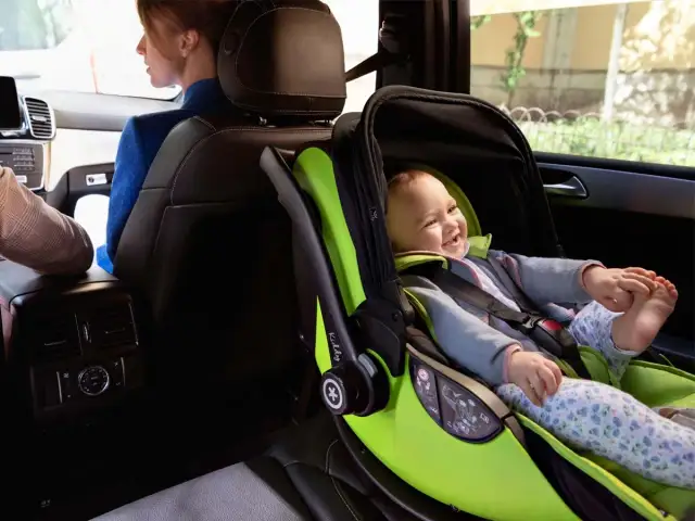 Fotelik za kierowcą czy pasażerem - który wybór jest bezpieczniejszy?