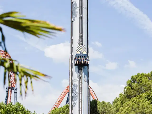 ¿Sabes cuánto mide la lanzadera del parque de atracciones? Sorprendente altura