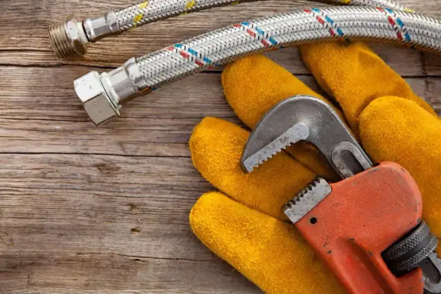 Wymiana głowicy w kranie: Zrób to sam i oszczędź na hydrauliku!