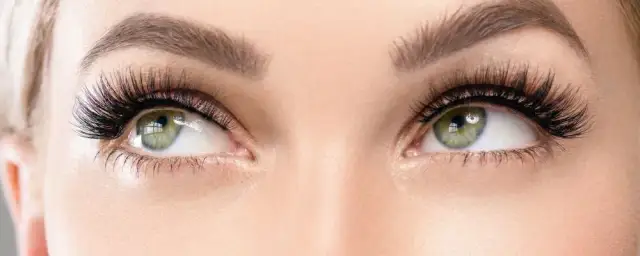 Naturalne przyciemnianie rzęs: Odkryj domowe sekrety Weroniki!