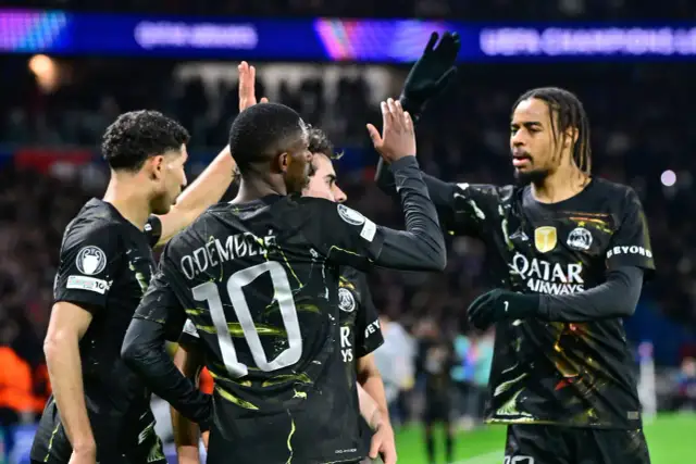 Piłkarze PSG świętują bramkę. Ousmane Dembélé z numerem 10 na plecach, Nuno Mendes i inni cieszą się po udanej akcji. Jaki dziś mecz piłki nożnej!