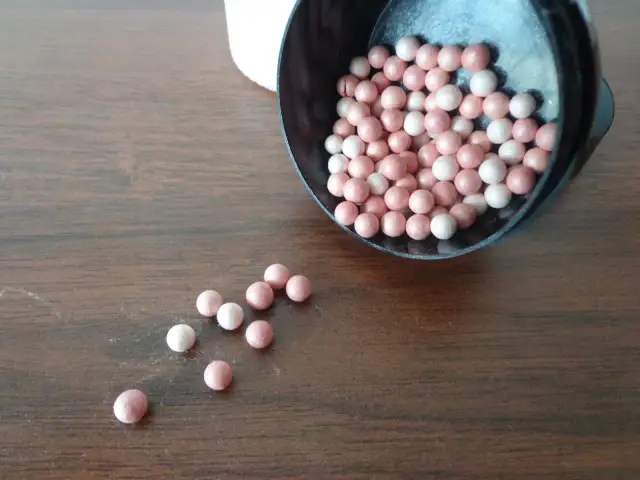 Avon kulki rozświetlające: Kultowy blask bez efektu disco?