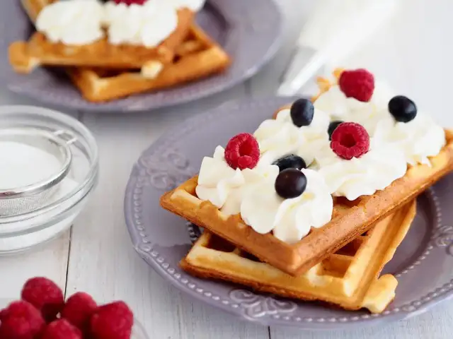 Najlepsze słodkie dodatki do gofrów – pomysły, które zachwycą każdego