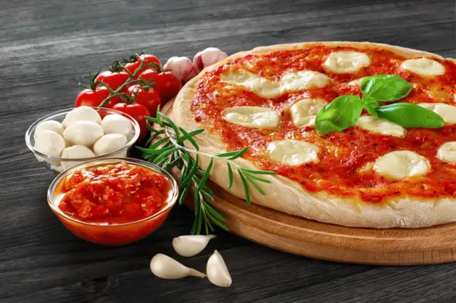 Z czym jest pizza margherita? Odkryj jej historię i składniki