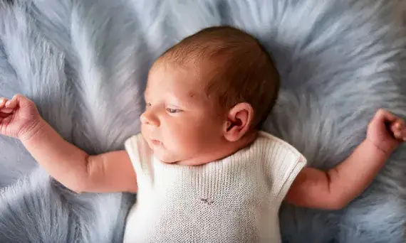 Odruch moro kiedy zanika? Sprawdź, co powinieneś wiedzieć o rozwoju dziecka