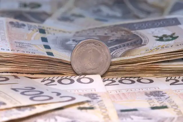 Stos banknotów 200 zł i 1 złoty. Zastanawiasz się, ile zarabia praktykant?