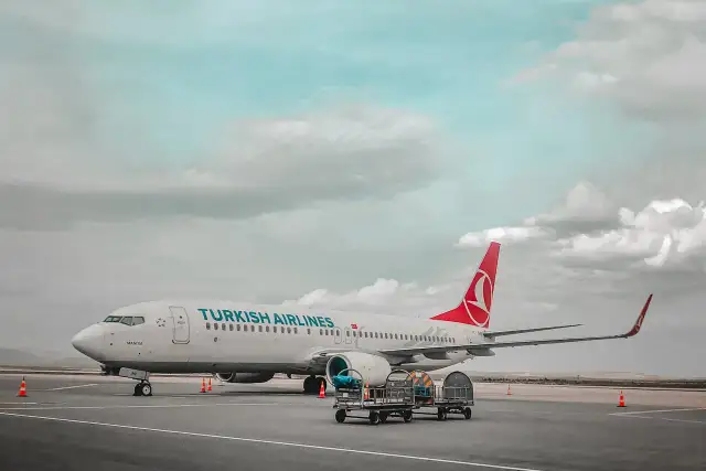 Samolot Turkish Airlines na płycie lotniska, gotowy do odprawy. Lot czarterowy wkrótce się rozpocznie.