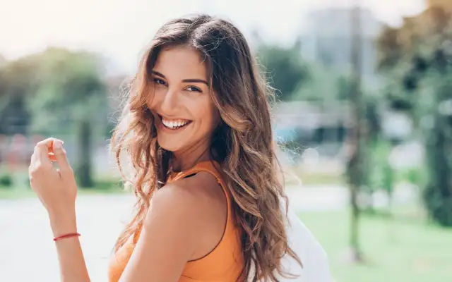 Unikalne bluzki z rękawami jak tatuaż – wyraź swoją indywidualność