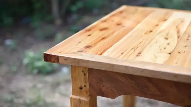 Jak skutecznie pomalować stół drewniany w kuchni, aby przetrwał?