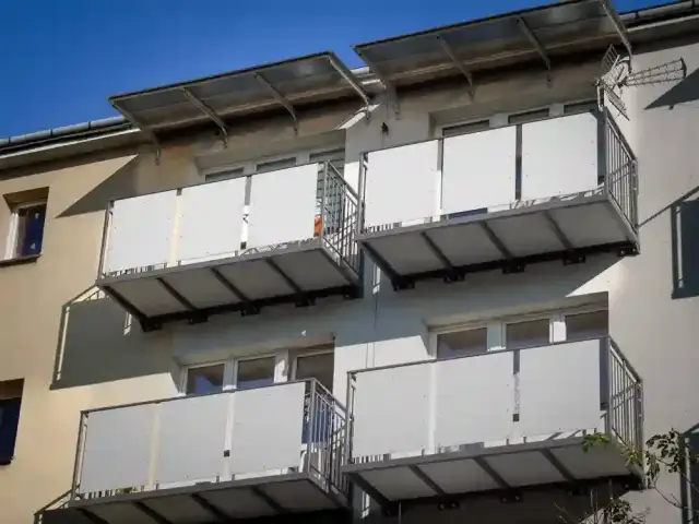 Dobudowa balkonu w bloku: Przewodnik krok po kroku. Czy to się opłaca?