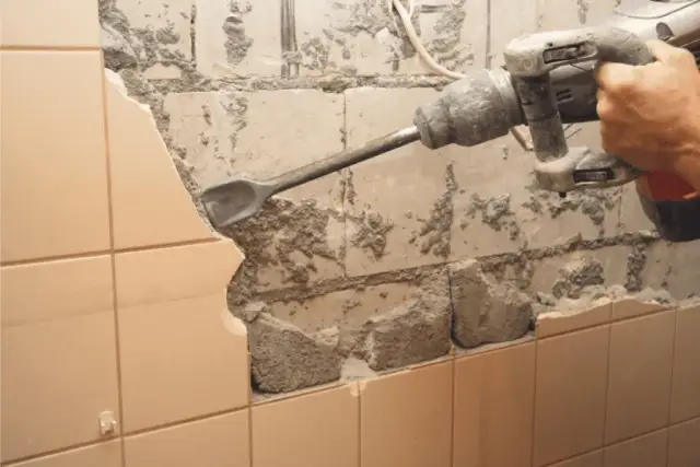 Skuwanie płytek: Poradnik DIY. Zrób to sam i oszczędź na remoncie!