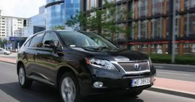 Jaki samochód ma Tusk? Oto Lexus RX 450h i jego tajemnice