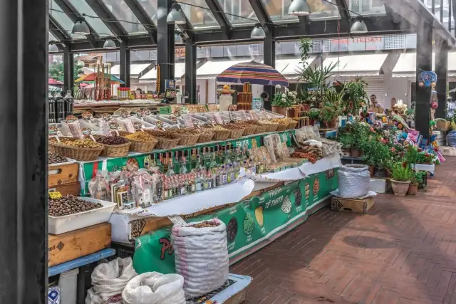 Co warto przywieźć z Albanii? Odkryj unikalne pamiątki i smaki