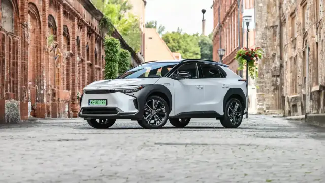 Ile przejedzie hybryda Toyoty? Zaskakujące zasięgi nowych modeli