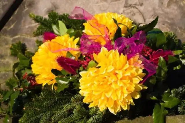 Jak zrobić kokardę do wiązanki na cmentarz, by uczcić bliskich