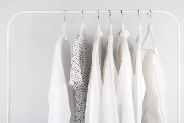 7 sprawdzonych sposobów na przywrócenie bieli ubraniom - skuteczne metody