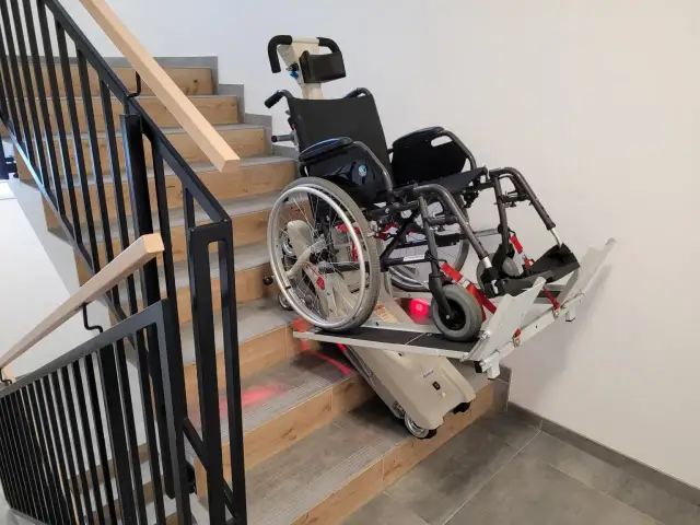 Jak wjechać wózkiem po schodach? Rozwiązania, koszty, PFRON