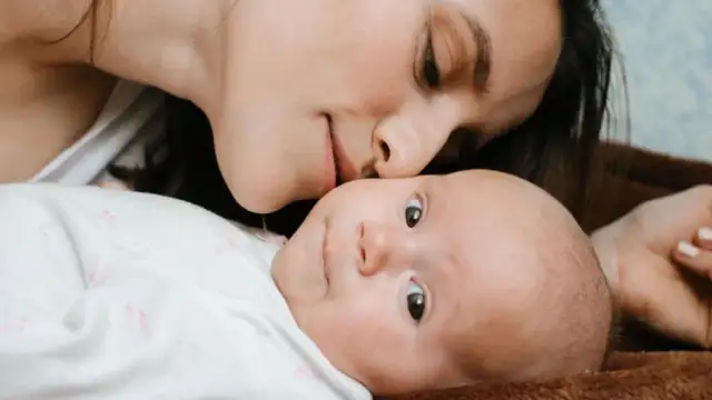 Ile trwa połóg po porodzie naturalnym? Sprawdź doświadczenia z forum!