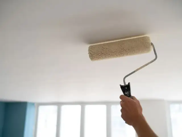 Malowanie sufitu bez smug: Kierunek, technika i perfekcyjny efekt